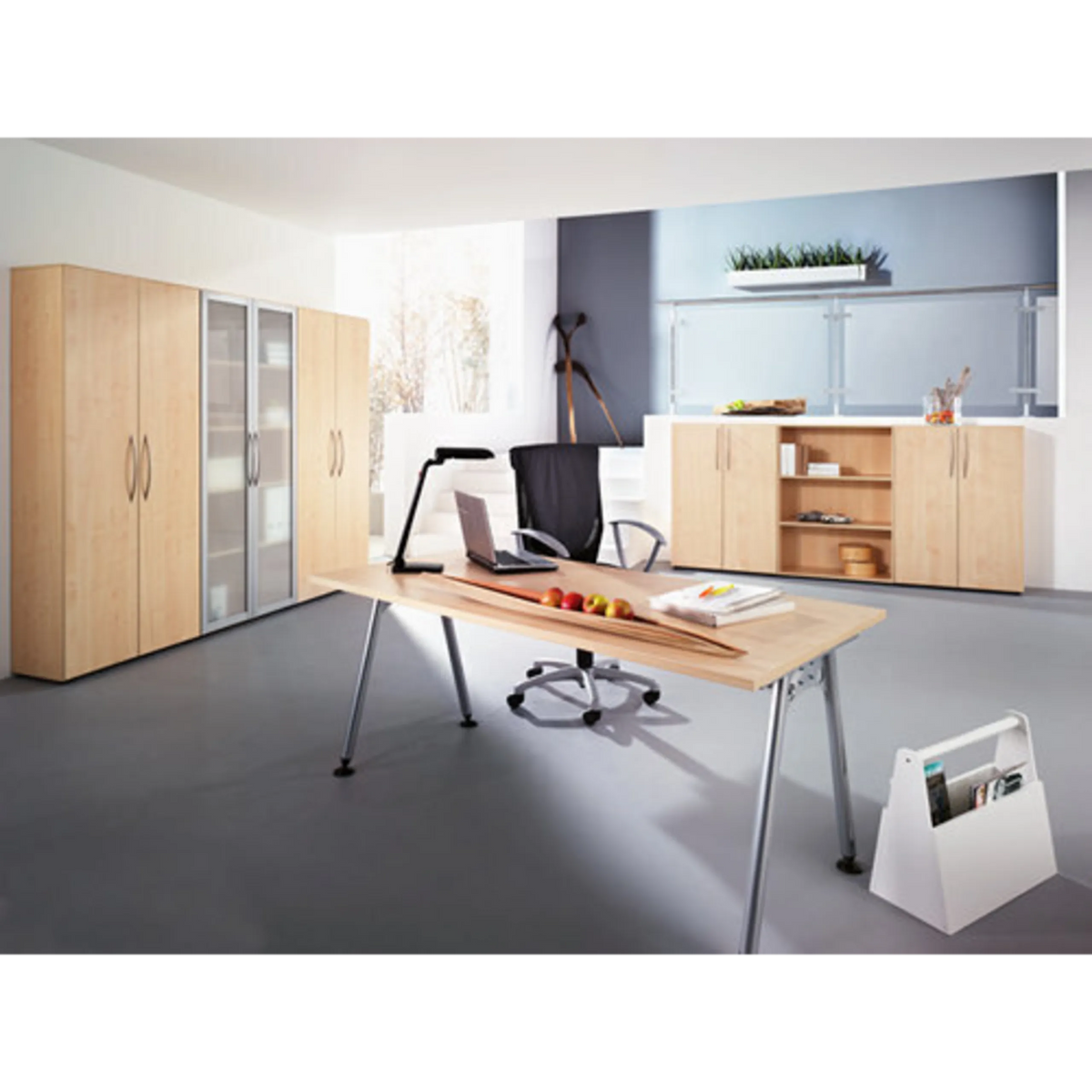 Moderne kantoorset BETA 4980 met bureau, bureaustoel en kasten in grijs en houtoptiek van hjh OFFICE PRO