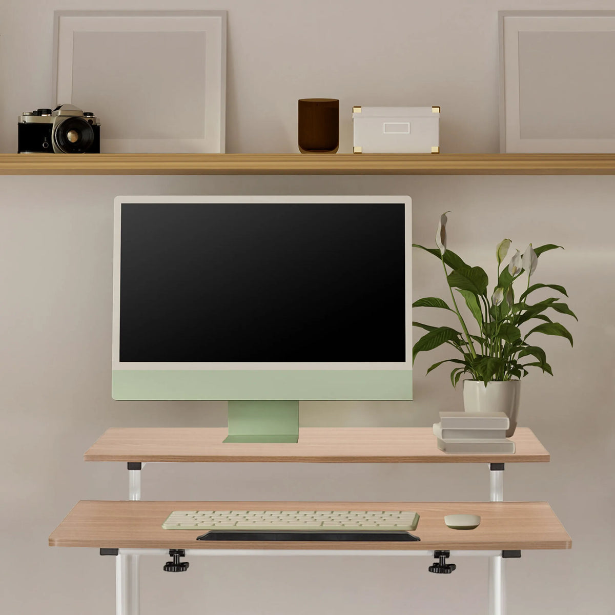 Zit-sta bureau WORKSTATION I in wit en eiken met twee niveaus, toetsenbord en monitor van hjh OFFICE