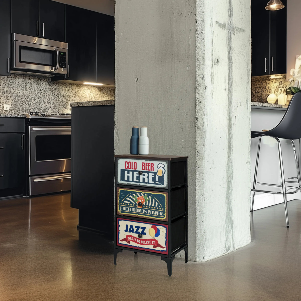 Commode AMERIKO S met drie laden en retro-motieven op de voorkant van hjh LIVING