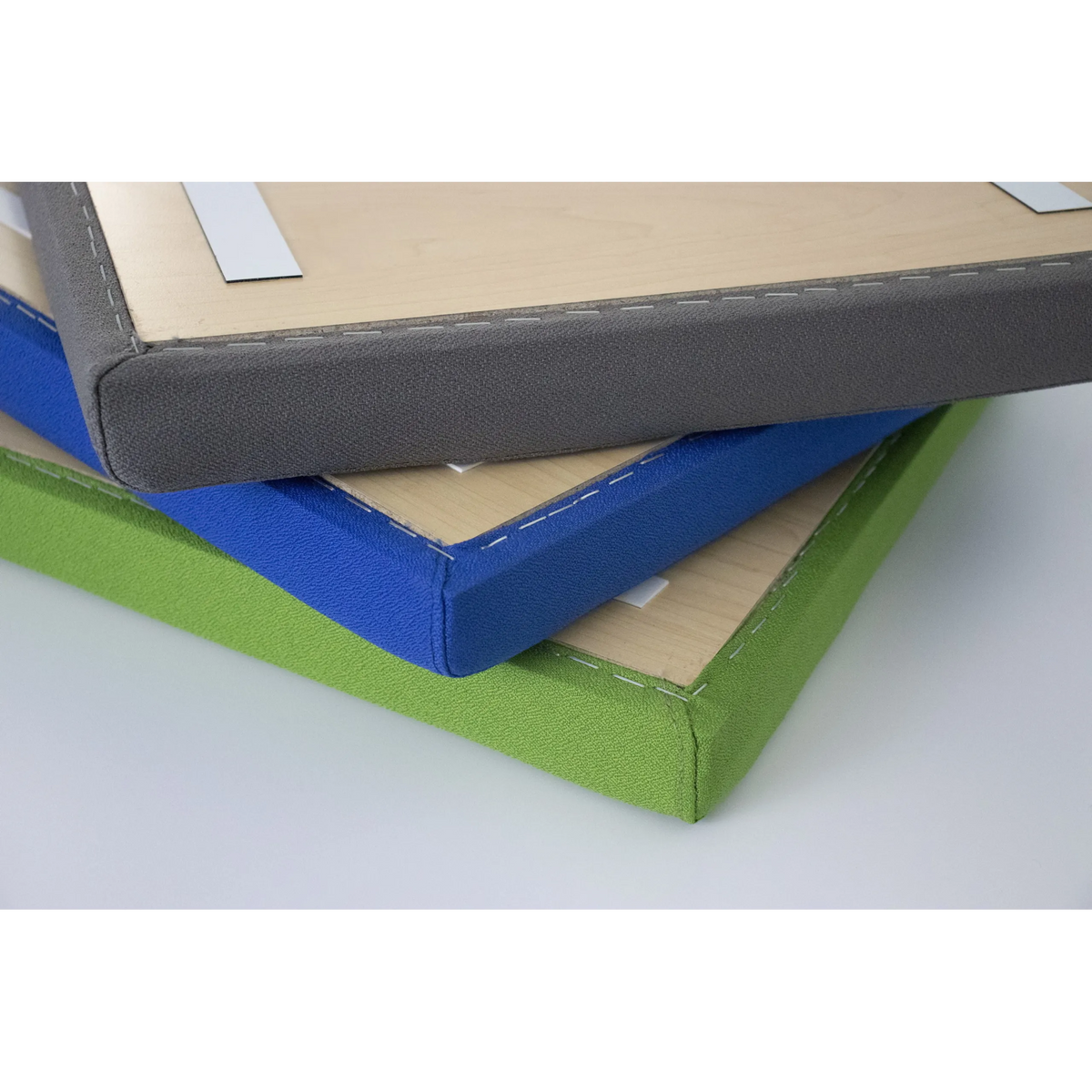 Stapel van drie gekleurde zitkussens voor ACSK accessoires-containers in grijs, blauw en groen van hjh OFFICE PRO