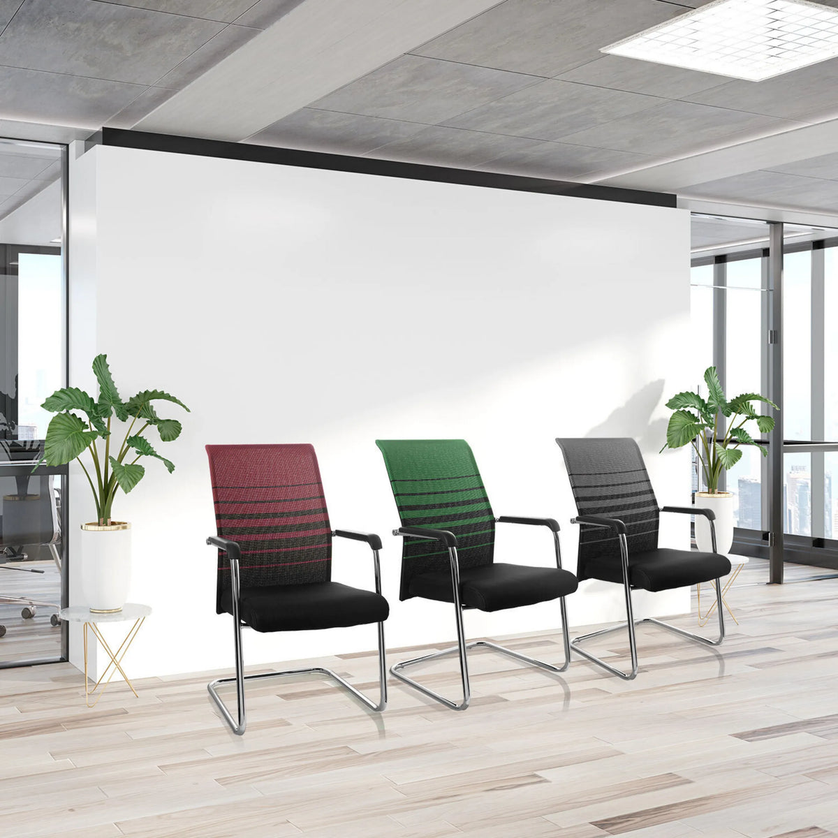 Drie FALCONE V vergaderstoelen in verschillende kleuren met armleuningen en een sleeonderstel van hjh OFFICE