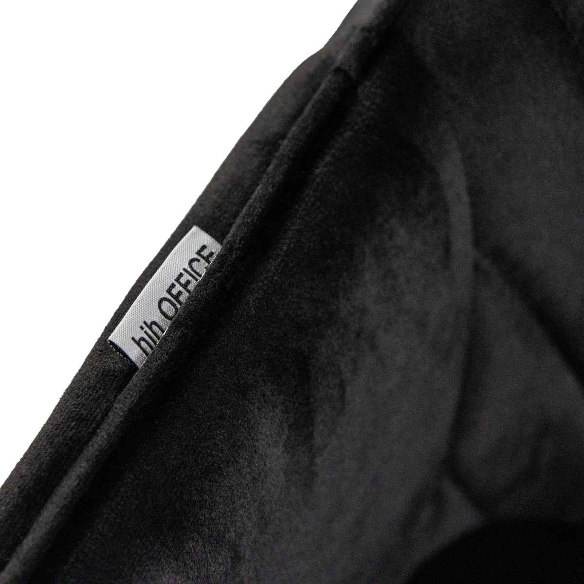 Logo-etiket op de zwarte stofbekleding van de Eetkamerstoel CHARVELLE van hjh LIVING