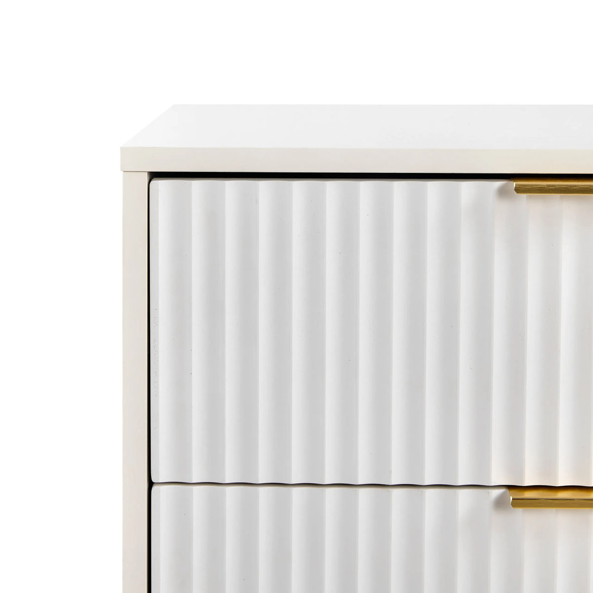 Gekanaliseerde voorkant met gouden handgreep van de Hjelle K commode in wit van hjh LIVING