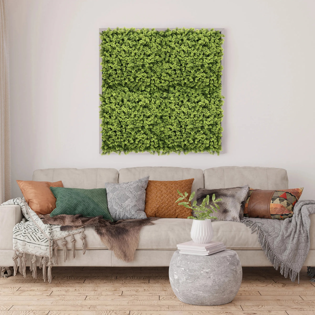 Groene plantmat LEAFLUXE 3 als vierkant wandbeeld boven een bank van hjh LIVING