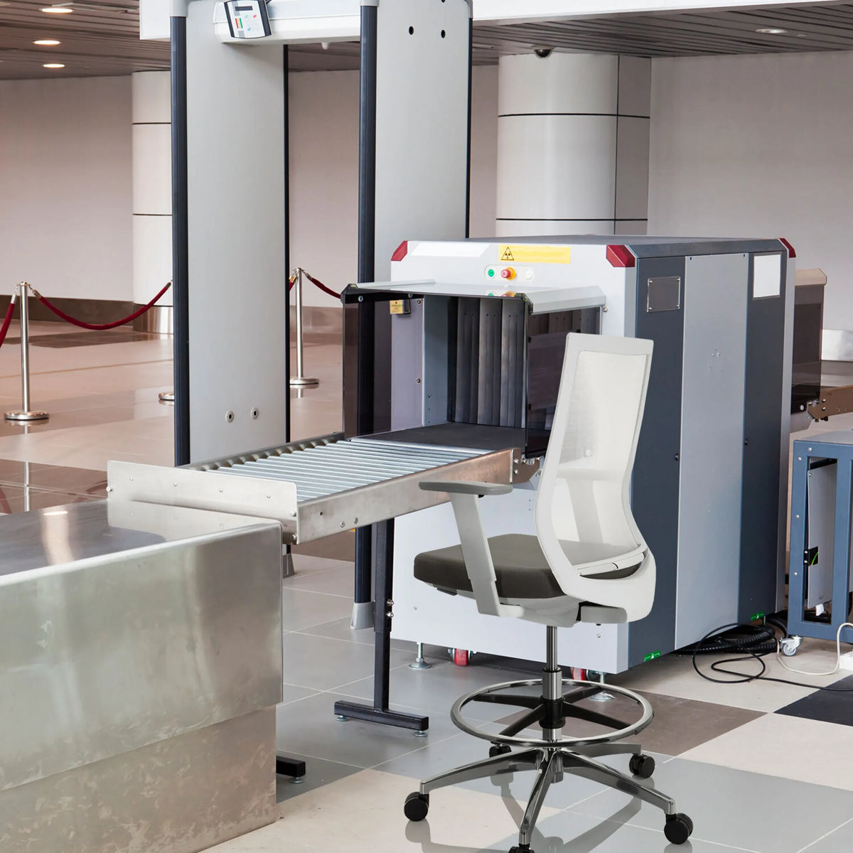 Grijze Baliestoel ASPEN WORK W met witte rugleuning en voetring van hjh OFFICE