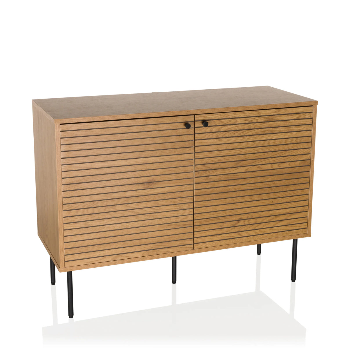 Dressoir LINNO S in eiken met geribbelde fronten en zwarte metalen poten van hjh LIVING – 360-gradenweergave (vooraanzicht 15°)