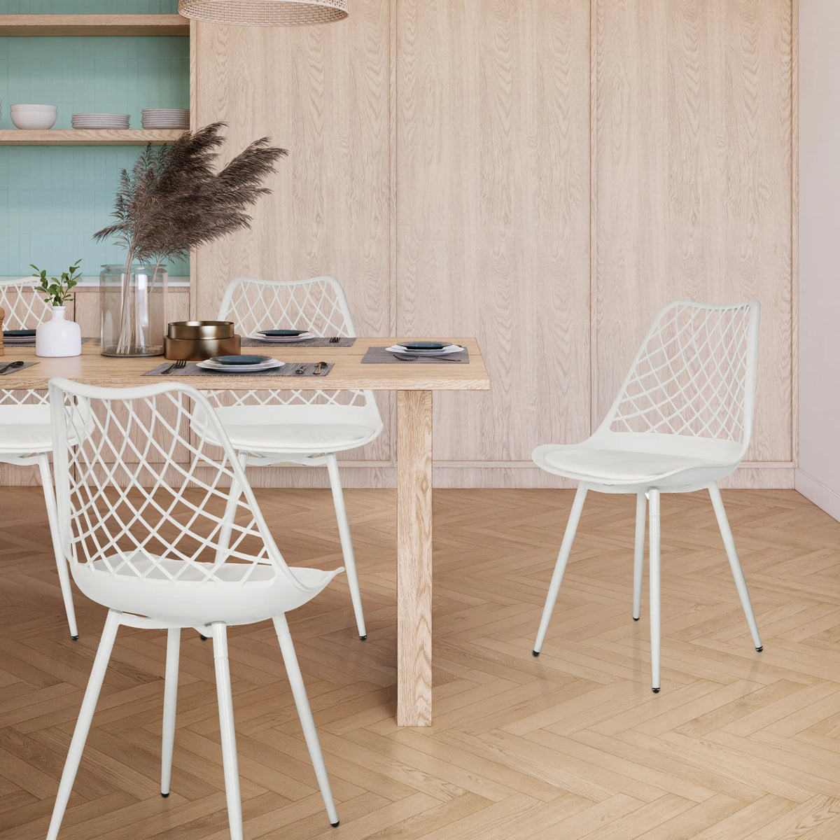 Outdoor stoel BEGIO S in wit met netvormige rugleuning en vier poten van hjh LIVING