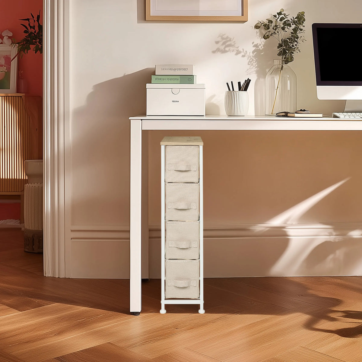 Beige commode FOLDRESS S met vier stoffen lades onder een wit bureau van hjh LIVING