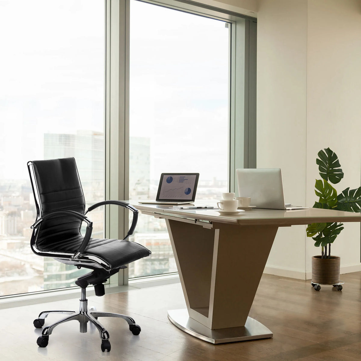 Zwarte Professionele directiestoel PARMA 10 met verchroomd frame en armleuningen van hjh OFFICE