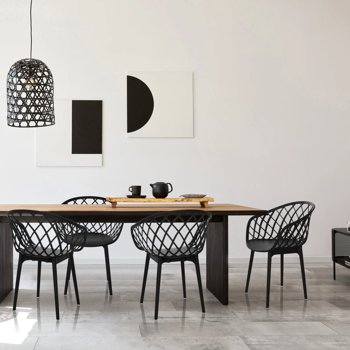 Vier zwarte BEGIO B shell-stoelen met netvormige rugleuning aan een eettafel van hjh OFFICE
