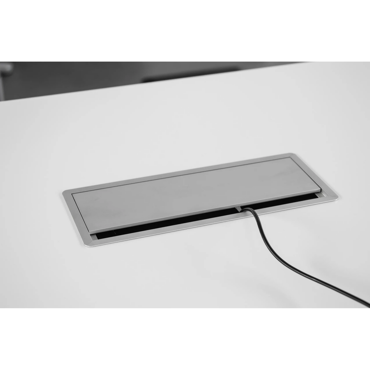 Zilveren kabelklep van de ELKL 30 accessoires met een uitgaande kabel op een wit tafelblad van hjh OFFICE PRO