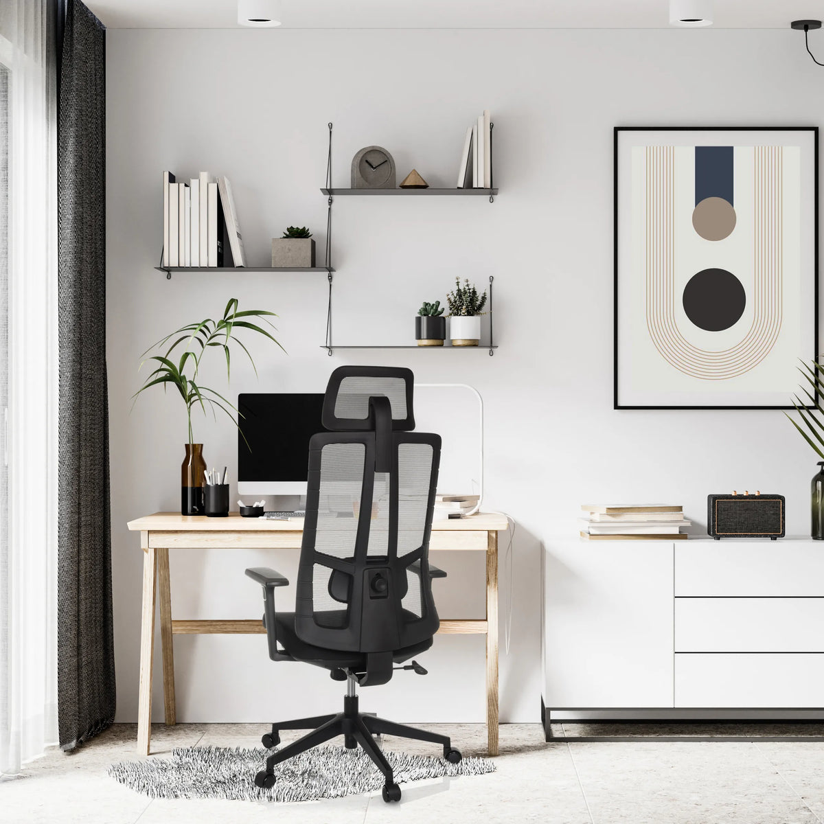 Zwarte Professionele bureaustoel TRAMORE met netrugleuning en zwenkwielen in een licht thuiskantoor van hjh OFFICE