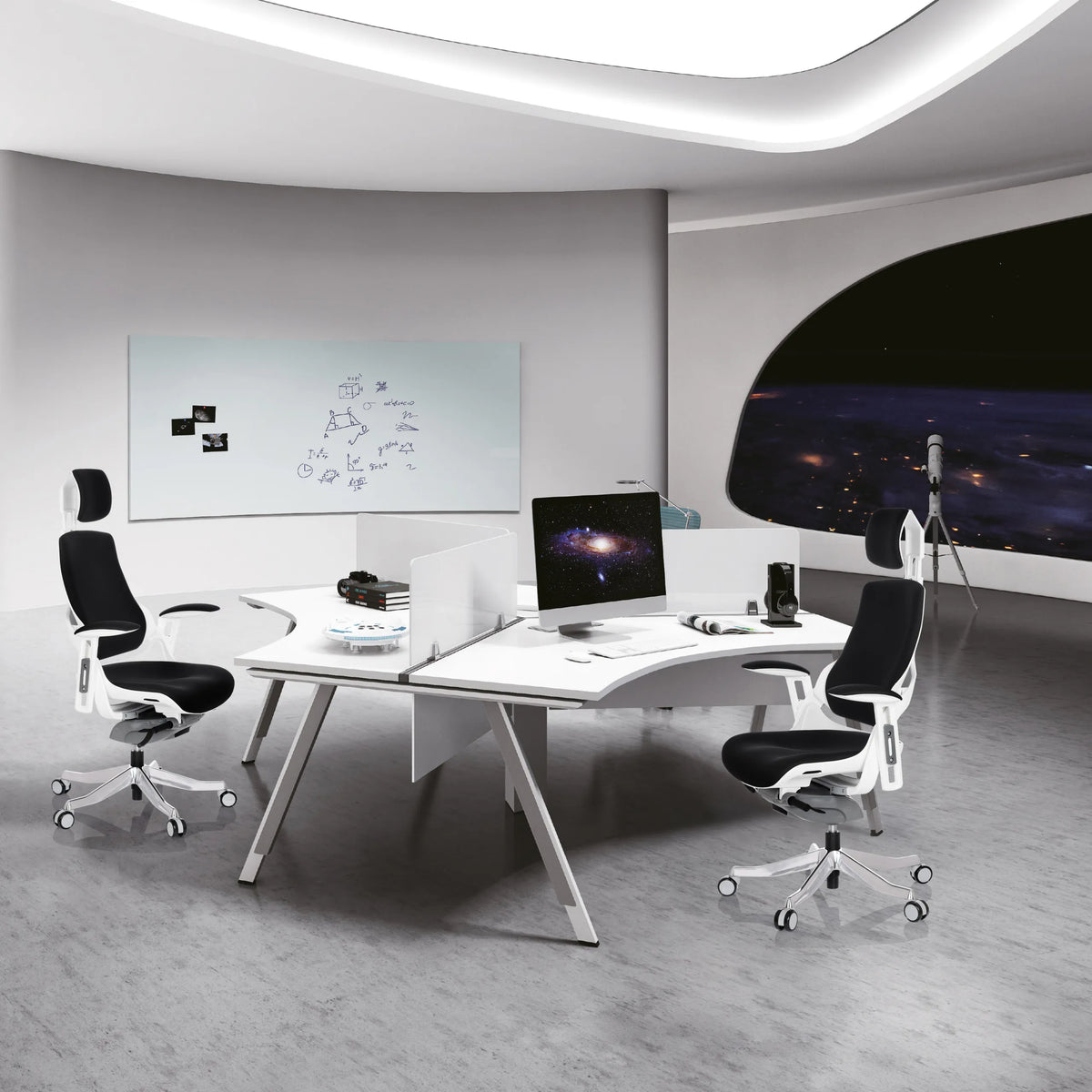 Twee SPEKTRE professionele bureaustoelen met zwarte stoffen bekleding aan een wit, gebogen bureau van hjh OFFICE