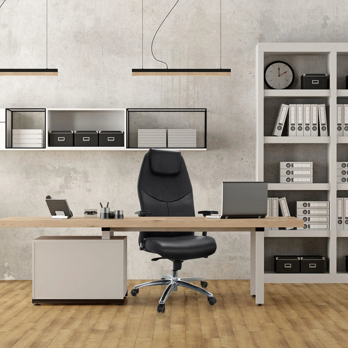 Professionele directiestoel FERRARA in zwart met hoofdsteun en armleuningen aan een bureau in het kantoor van hjh OFFICE