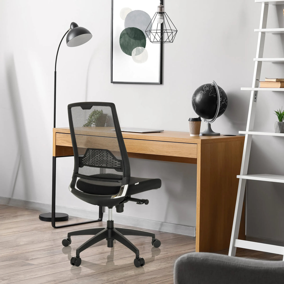 Zwarte Professionele bureaustoel PORTO ECO I met netrugleuning aan een houten bureau van hjh OFFICE