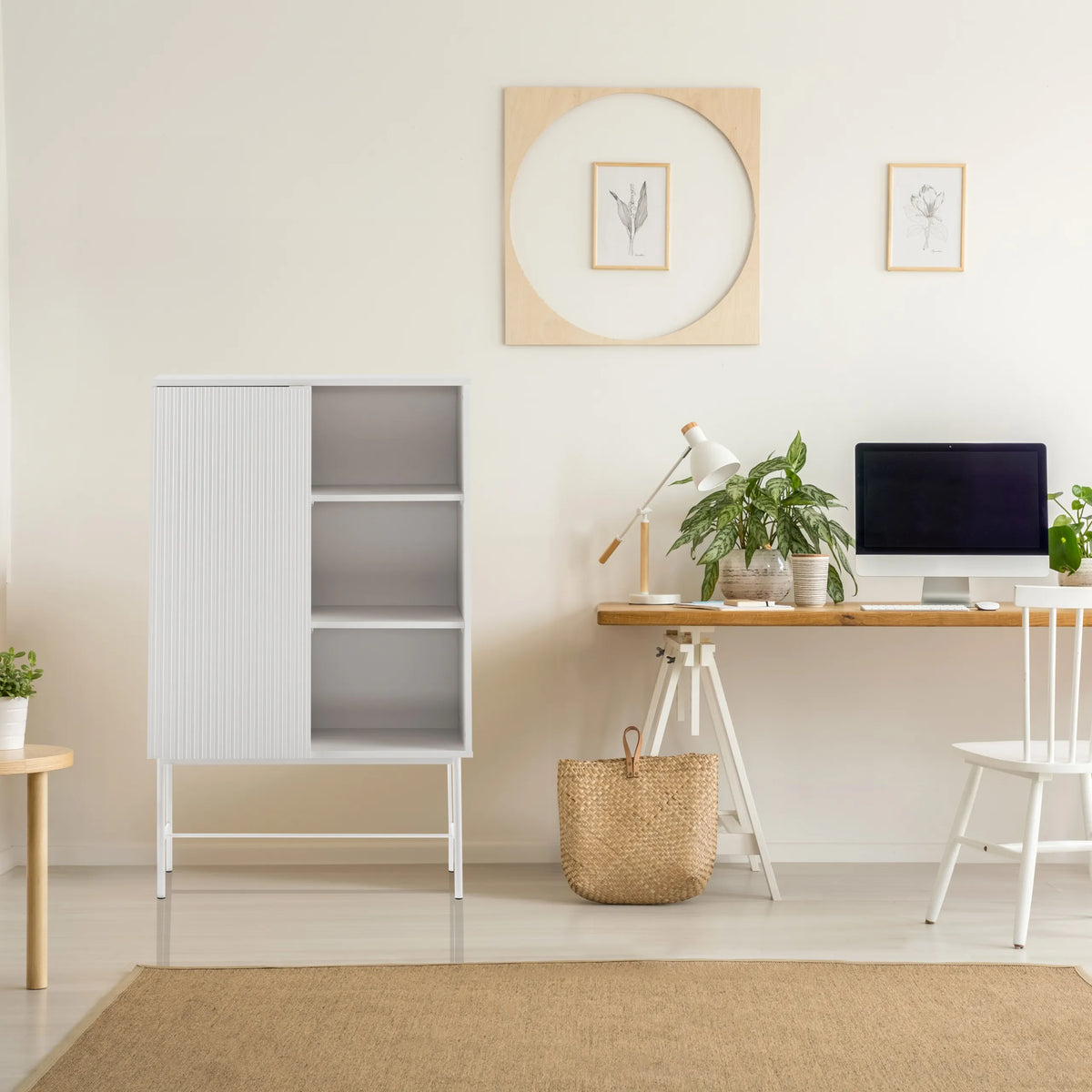 Grijze plank SIO met één gesloten deur en twee open vakken van hjh LIVING