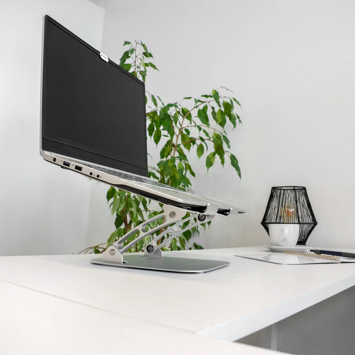 Zilveren LAPTOP STAND laptop onderzetter met in hoogte verstelbaar frame en laptop op een wit bureau van hjh OFFICE