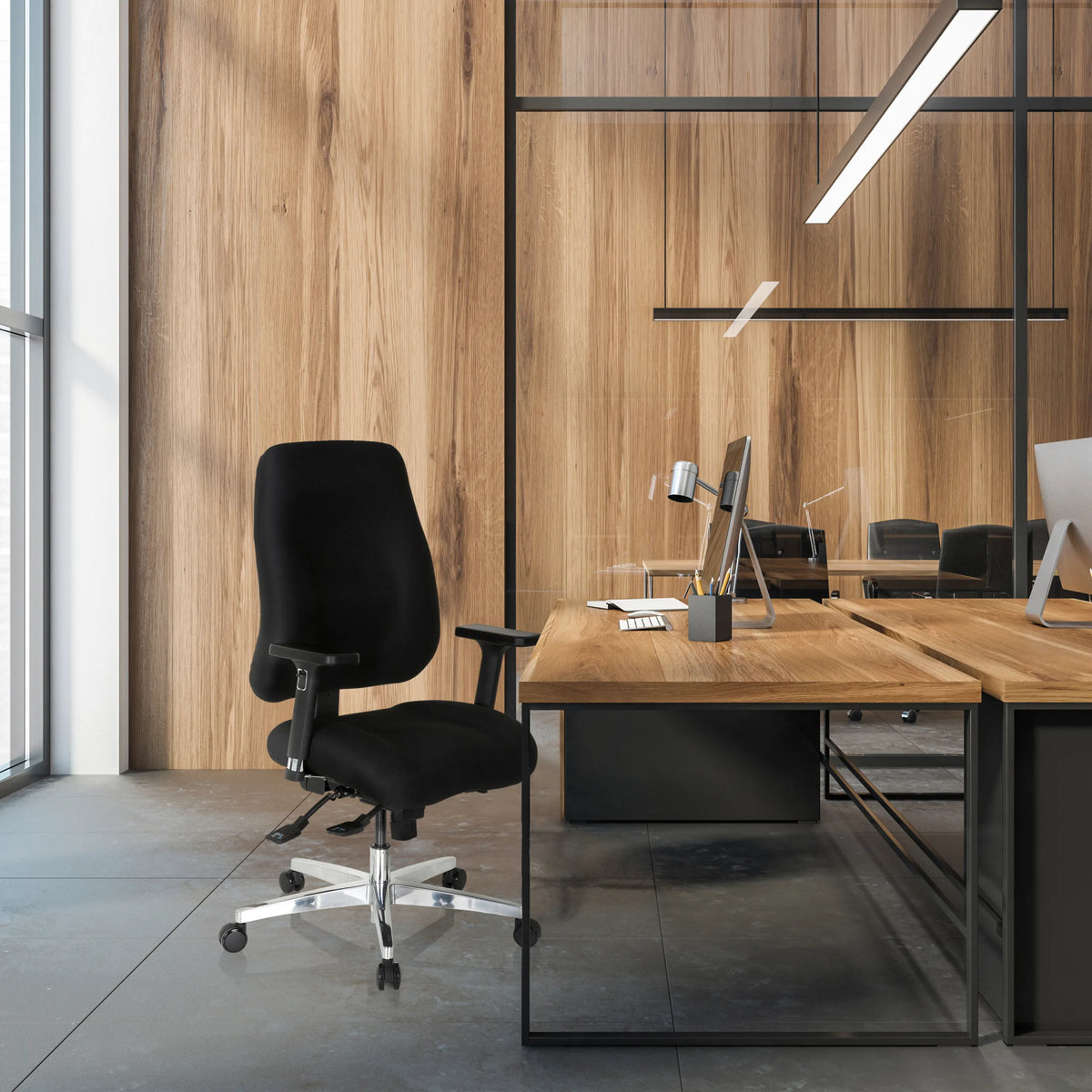Zwarte Professionele bureaustoel ZENIT COMFORT met armleuningen en zwenkwielen aan een bureau van hjh OFFICE