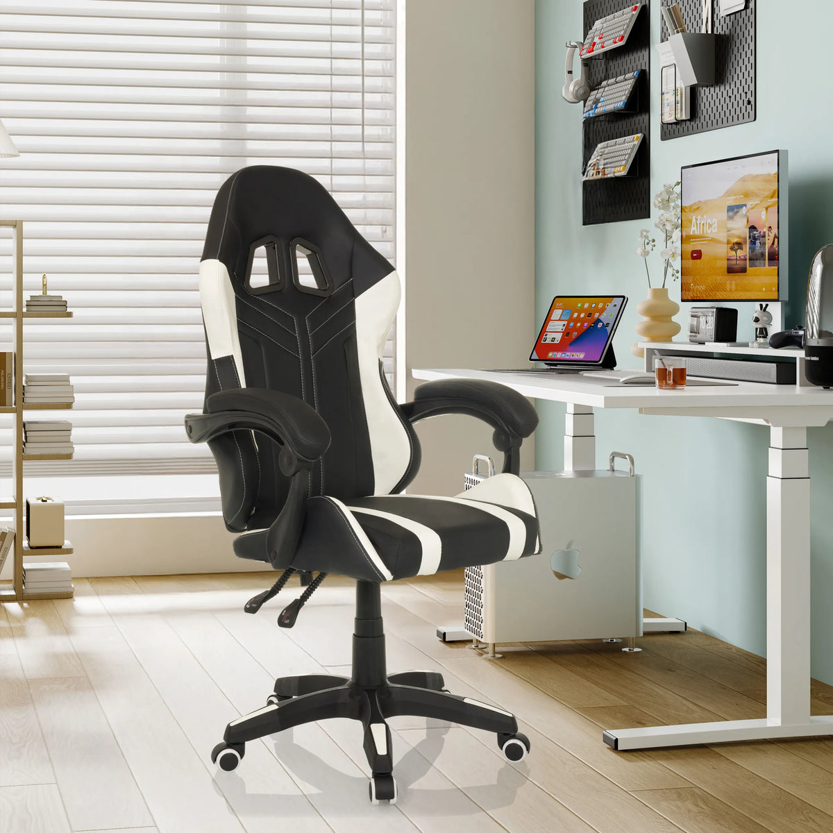Gamestoel GAMEBREAKER W02 in zwart en wit met armleuningen en zwenkwielen in een modern thuiskantoor van MyBuero