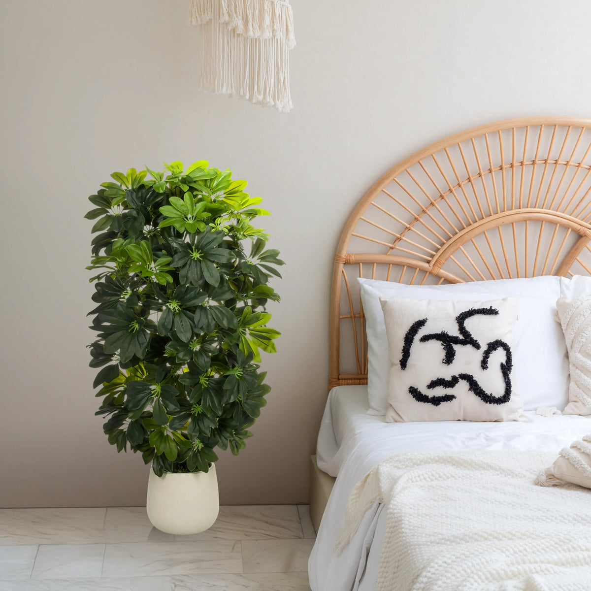 Groene Kunstplant Schefflera 2 in een gebroken witte pot van hjh OFFICE