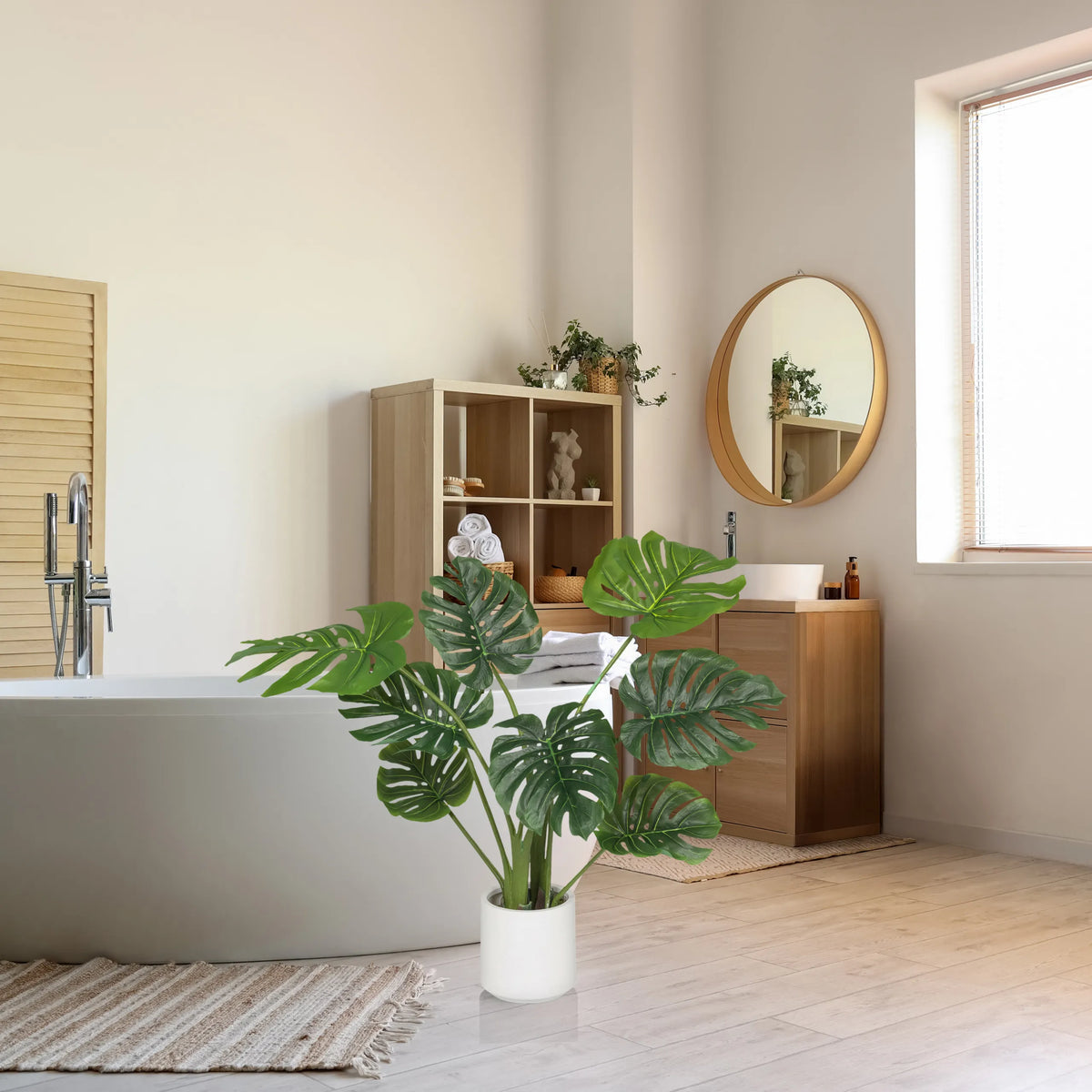 Groene kunstplant MONSTERA I in een witte pot in een badkamer van hjh OFFICE