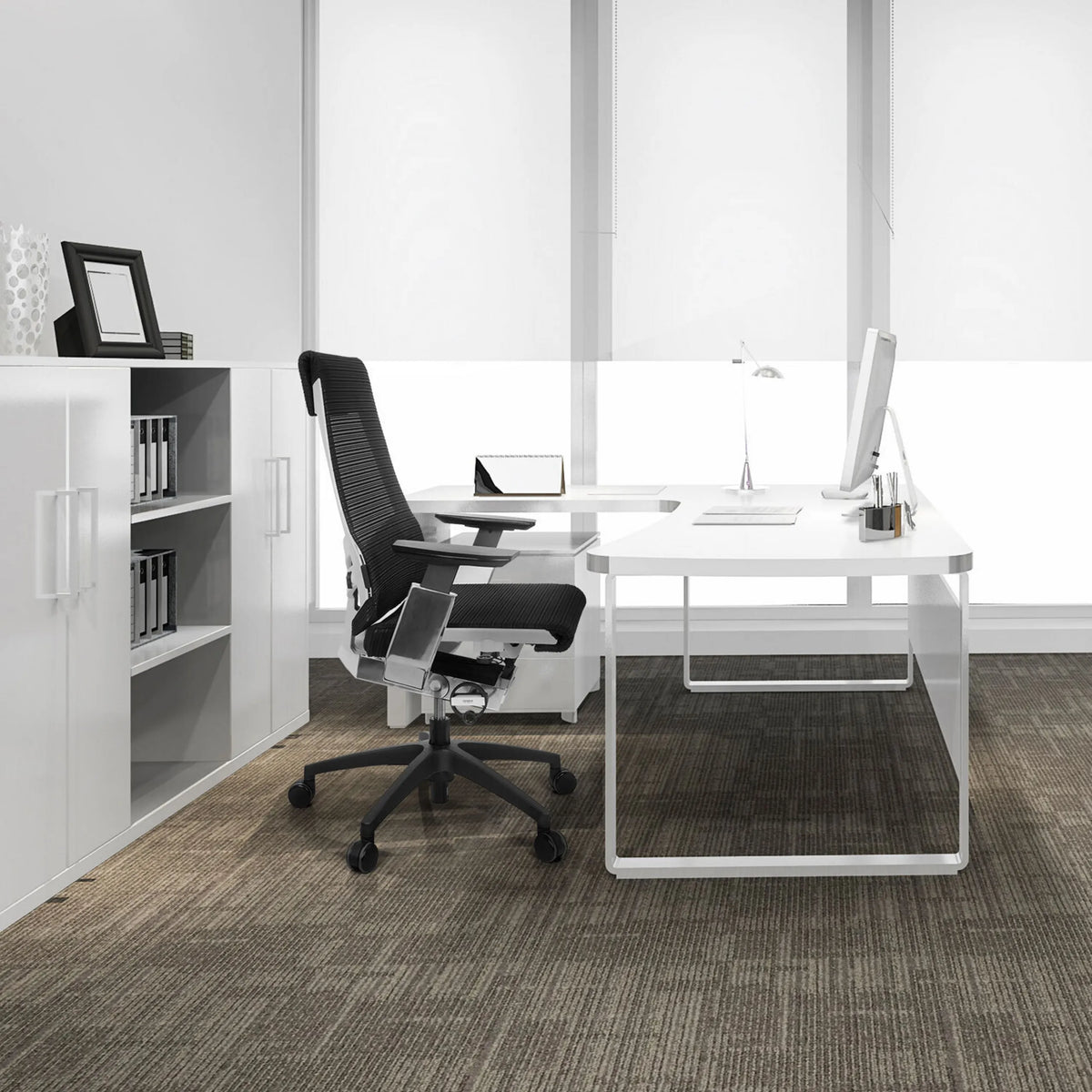 Professionele bureaustoel GENIDIA SMART WHITE CM met netrug in zwart-wit met chroomdetails van hjh OFFICE