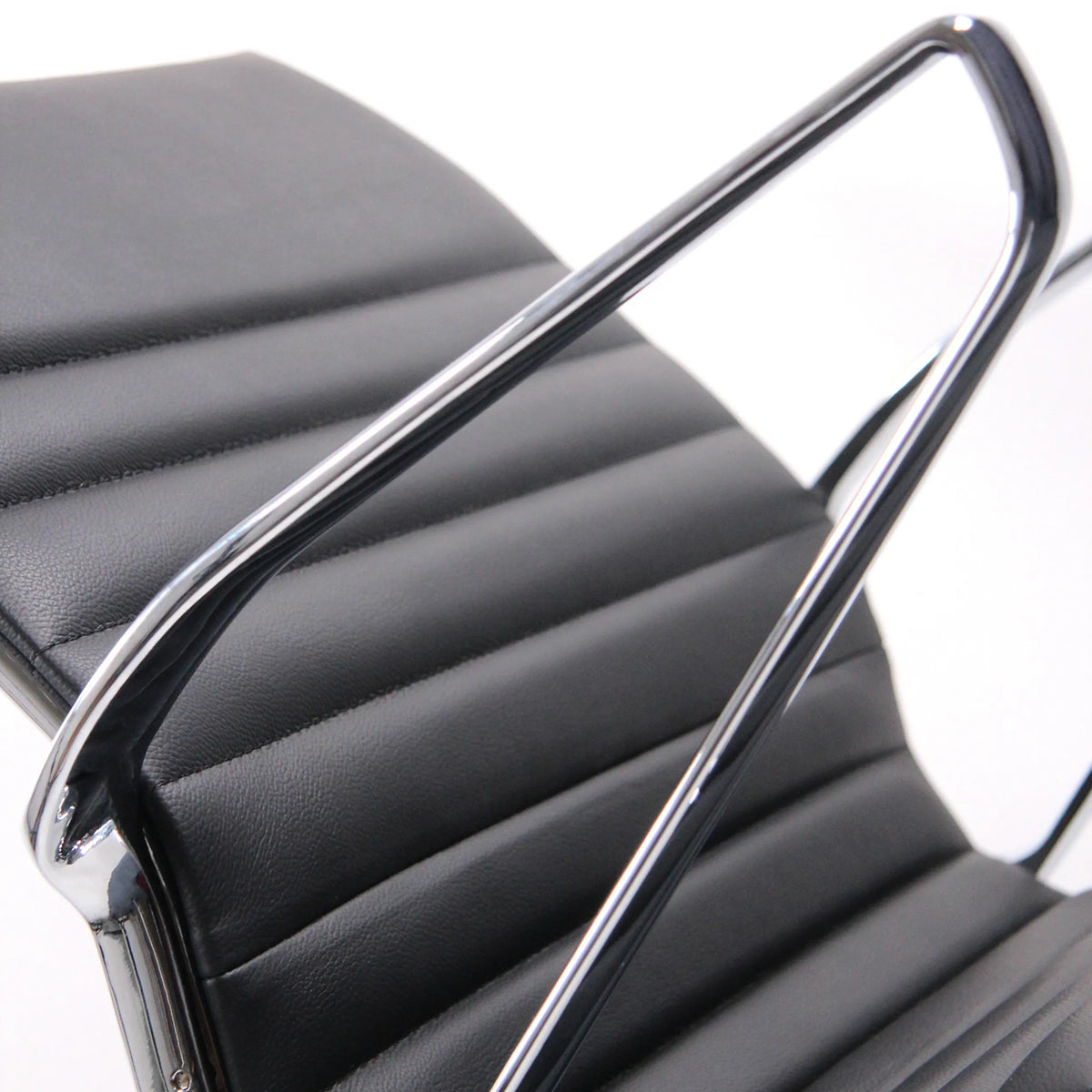 Chromen frame en zwart gestoffeerde bekleding van de PARIBA V IV bezoekerstoel van hjh OFFICE