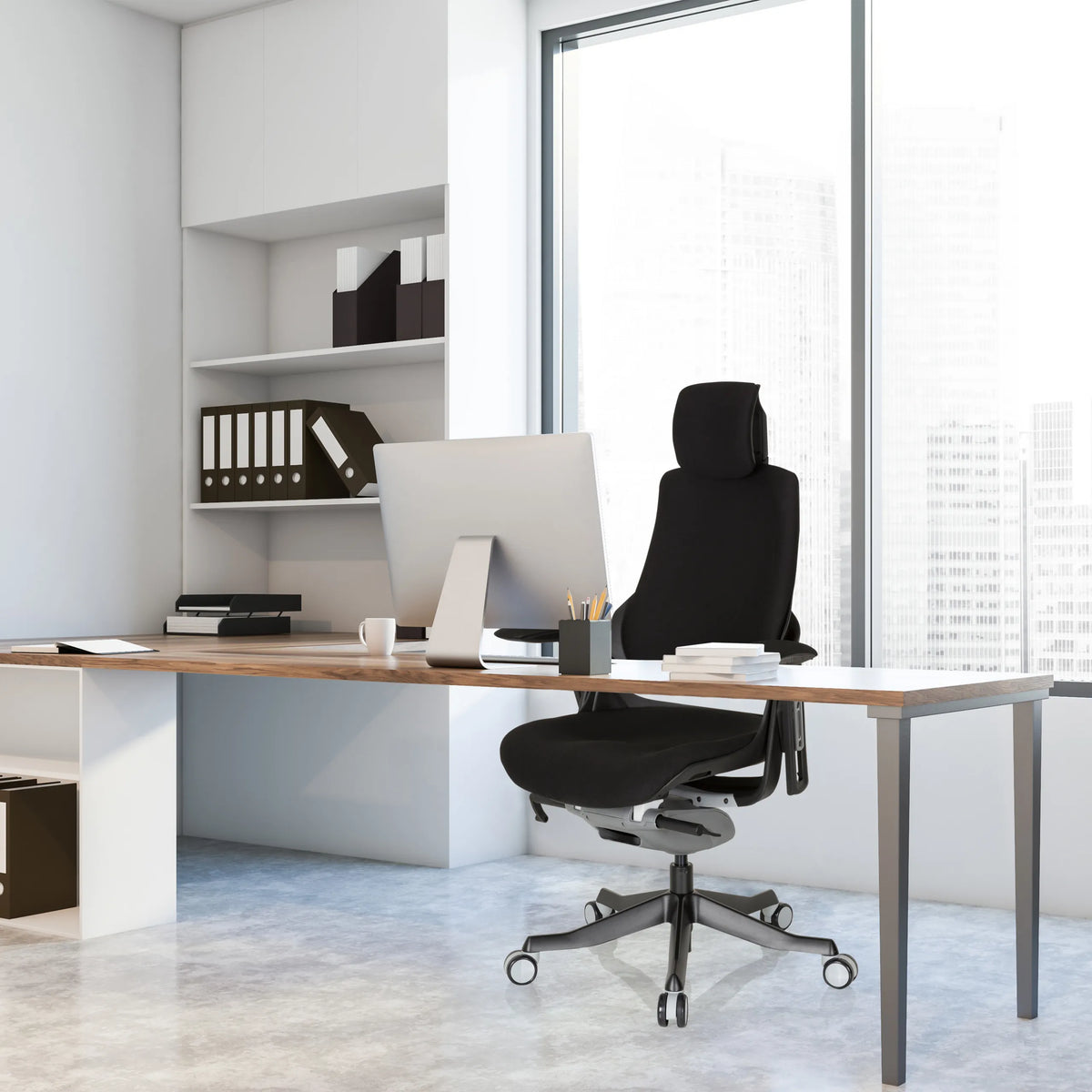 Zwarte Professionele bureaustoel SPEKTRE BLACK met hoofdsteun en stoffen bekleding aan een bureau van hjh OFFICE