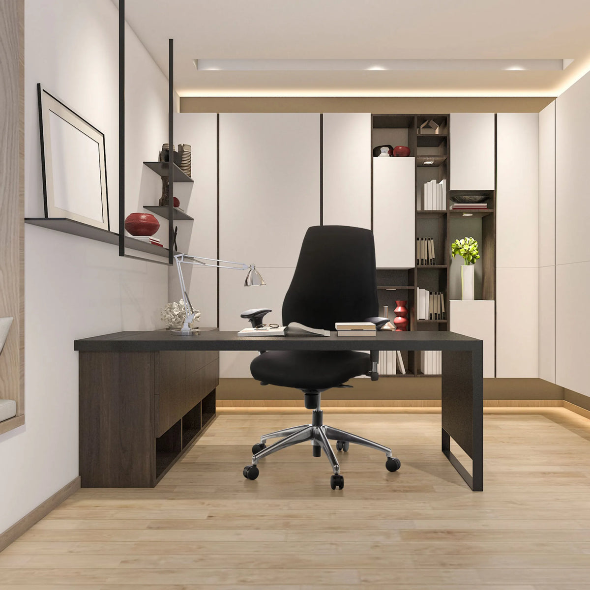 Professionele bureaustoel PRO-TEC 200 in zwart met kruisvoet op een donker bureau in een thuiskantoor van hjh OFFICE
