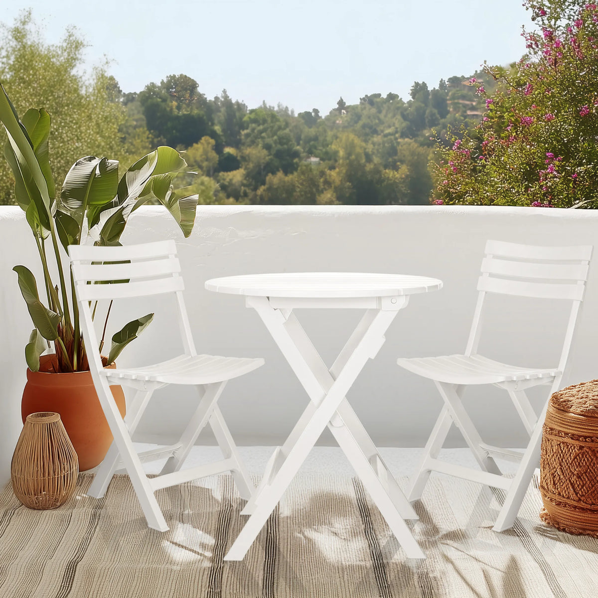 Witte klaptafel TRAVANO T met twee bijpassende klapstoelen op een terras van hjh LIVING
