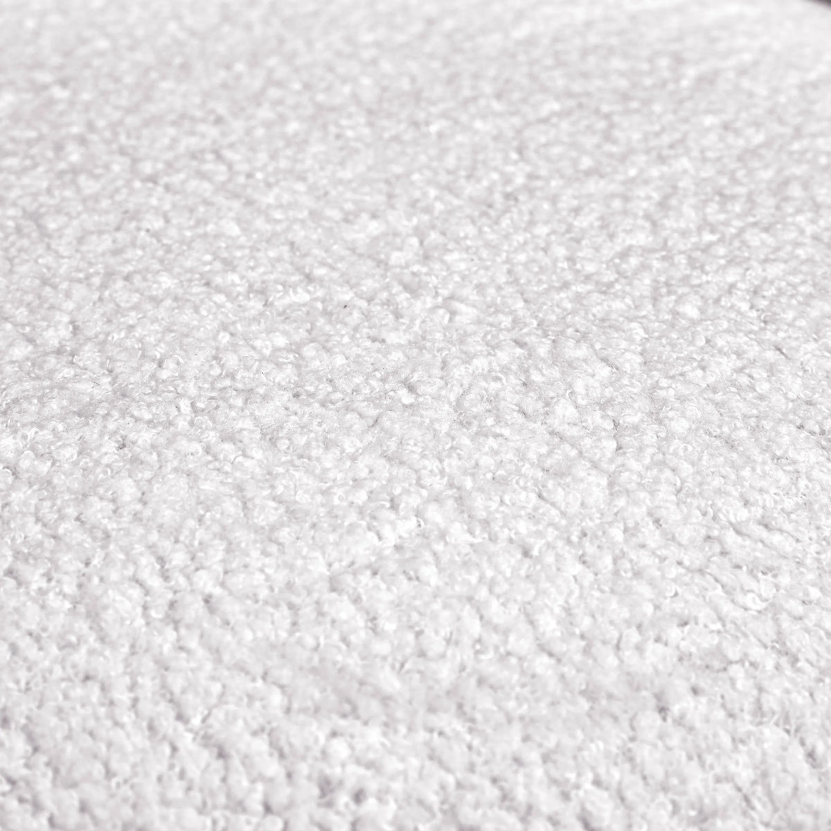 Witte stoffen bekleding van de Storiano S gestoffeerde kruk met grove structuur van hjh LIVING