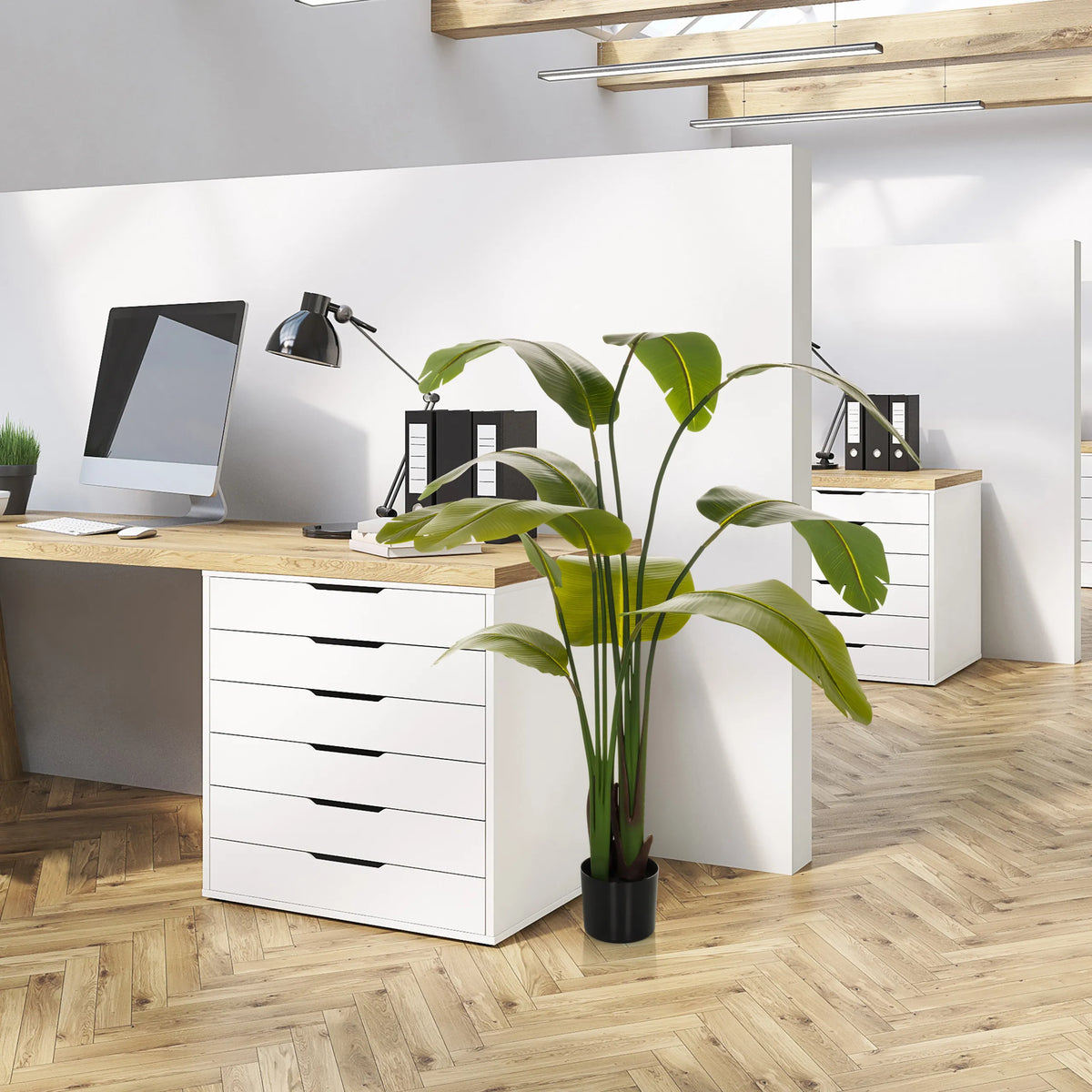 Groene Kunstplant BANANE in een zwarte pot in het kantoor van hjh OFFICE
