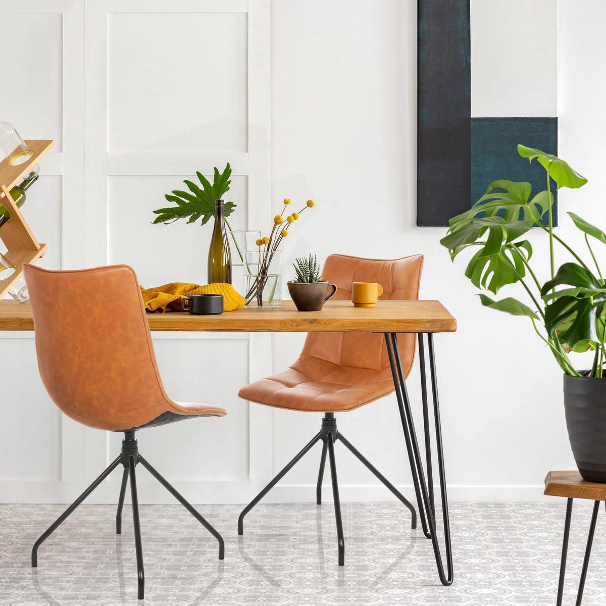 Twee bruine gestoffeerde stoelen TARVISO PU met zwarte metalen poten aan een houten tafel van hjh OFFICE