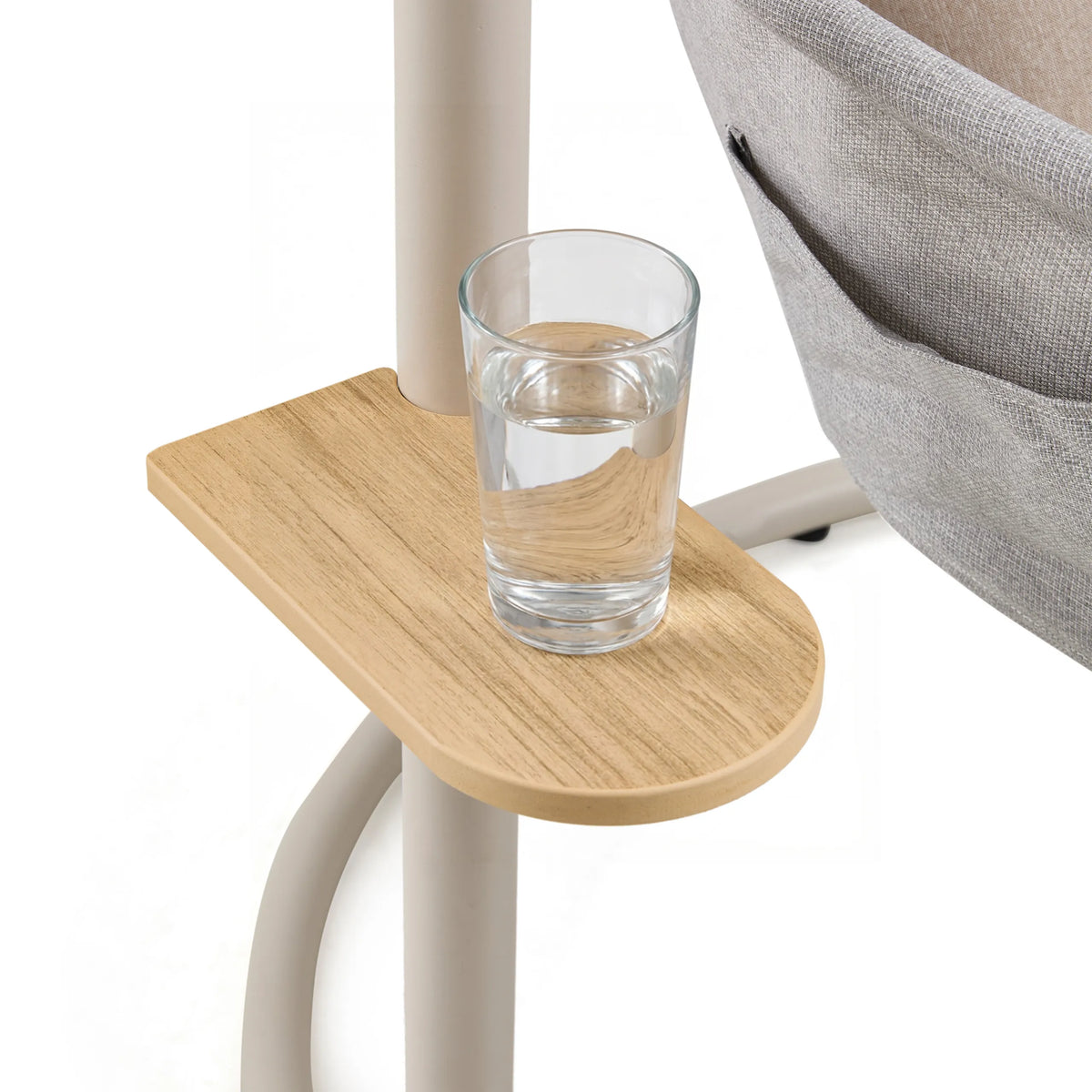 Geïntegreerd opbergvak in houtoptiek met een glas water bij de Hangstoel Skylo van hjh LIVING