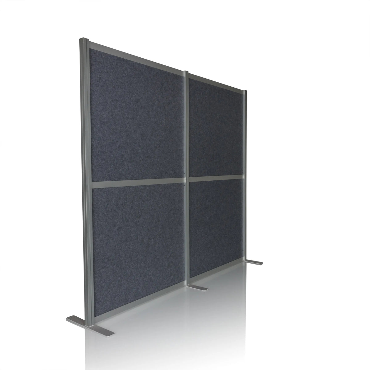 Grijze Scheidingswand FLEXMIUT MODUL met aluminium frame en standvoeten van hjh OFFICE – 360-gradenweergave (schuin vooraanzicht 45°)