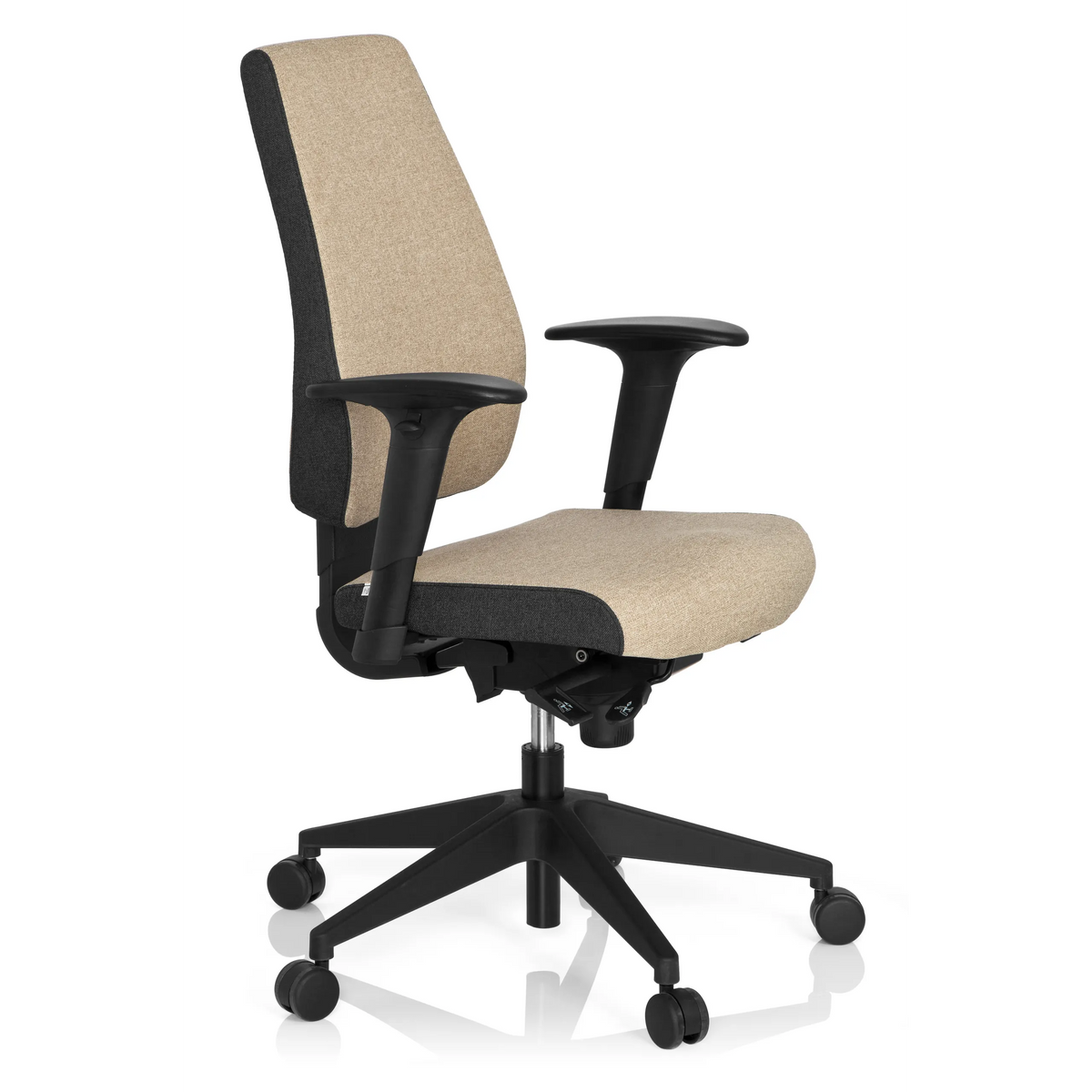 Beige Professionele bureaustoel PRO-TEC 500 met armleuningen en een zwart vijfster-onderstel van hjh OFFICE – 360-gradenweergave (schuin vooraanzicht 60°)