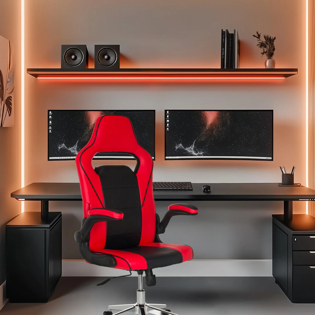Gamestoel GAME SPORT PRO in zwart en rood aan een bureau met twee monitoren van MyBuero