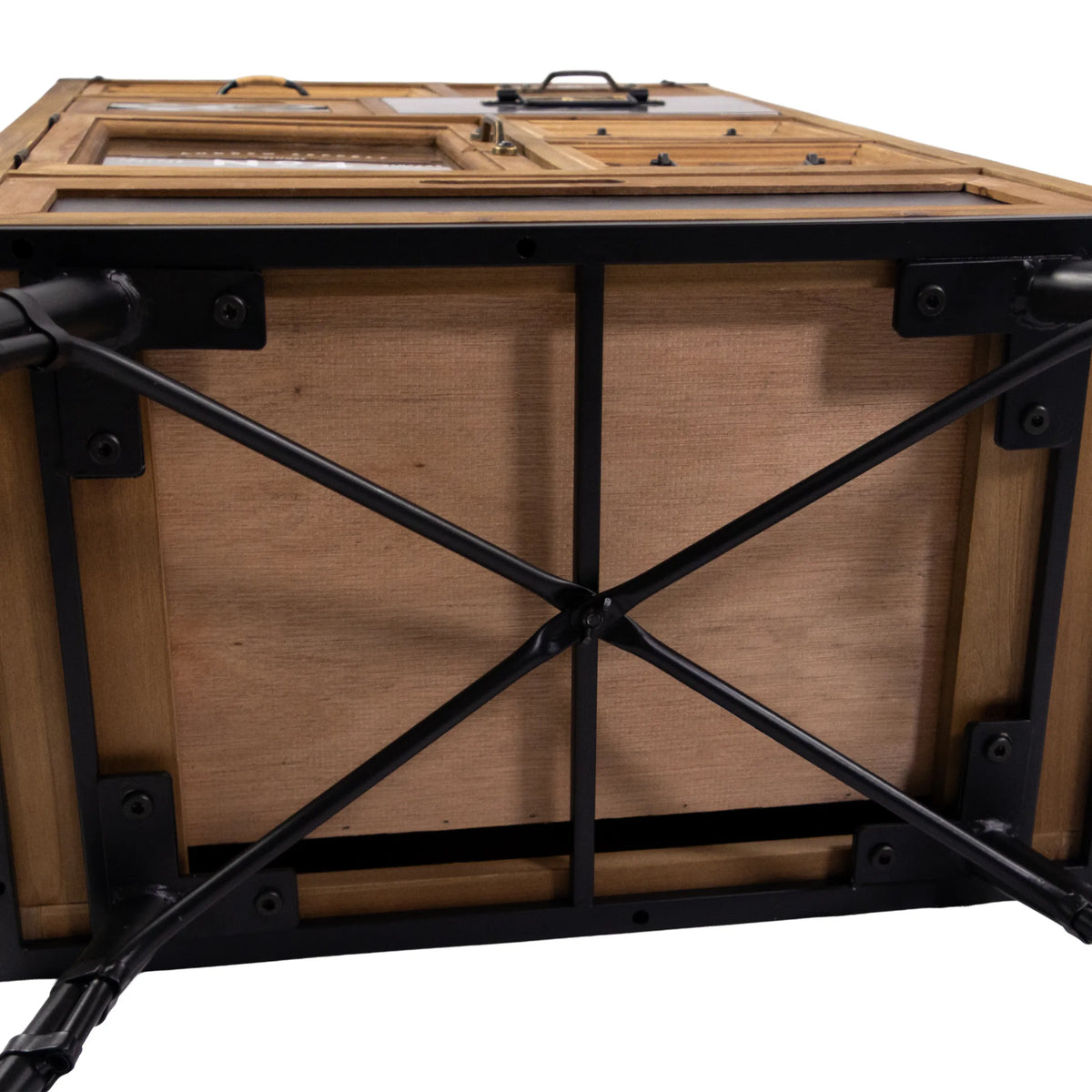 Onderzijde met zwart metalen frame en kruisversteviging van het CONTINENTO S dressoir van hjh LIVING