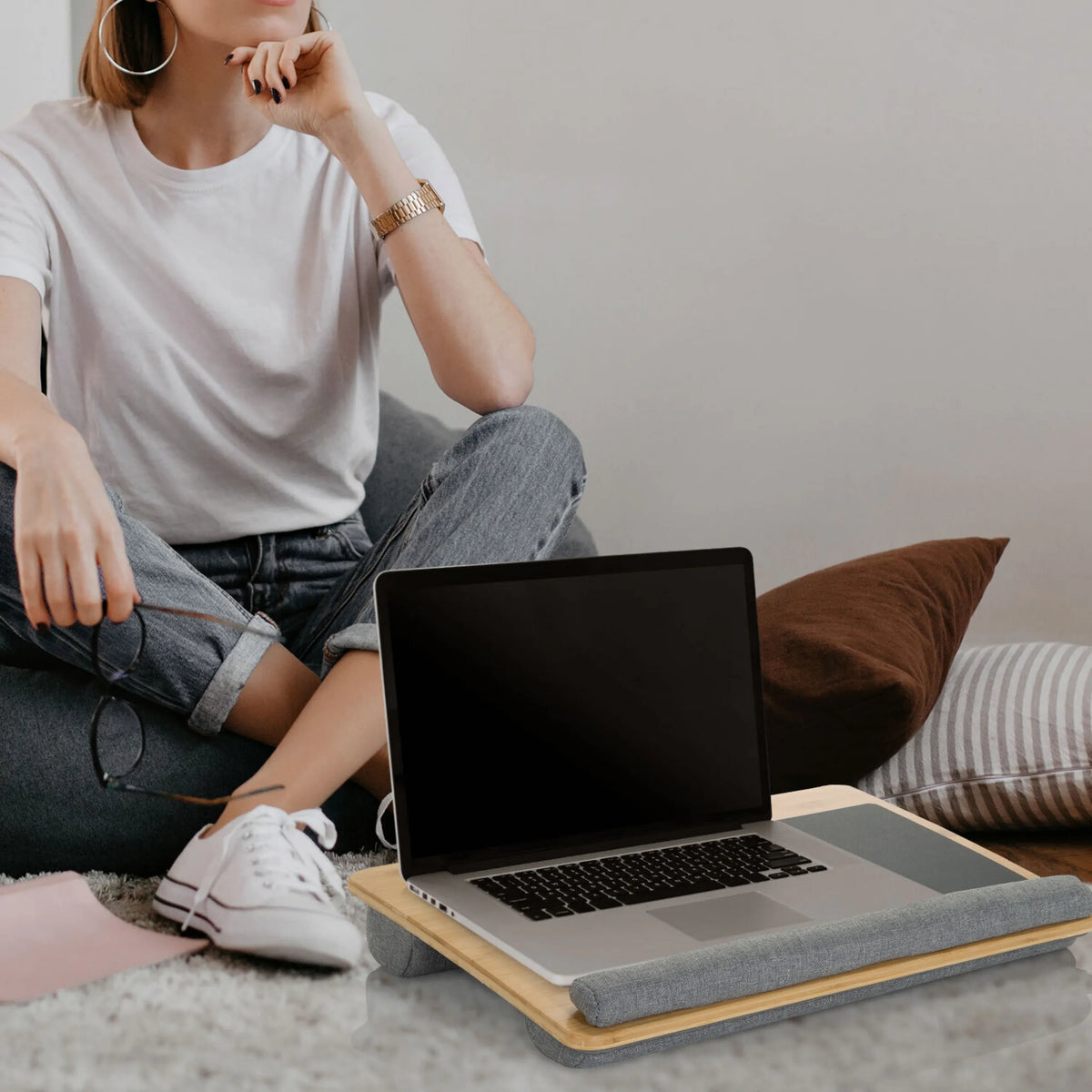 Grijze Laptop onderzetter COMFILAP met geïntegreerd houten kussen van hjh OFFICE