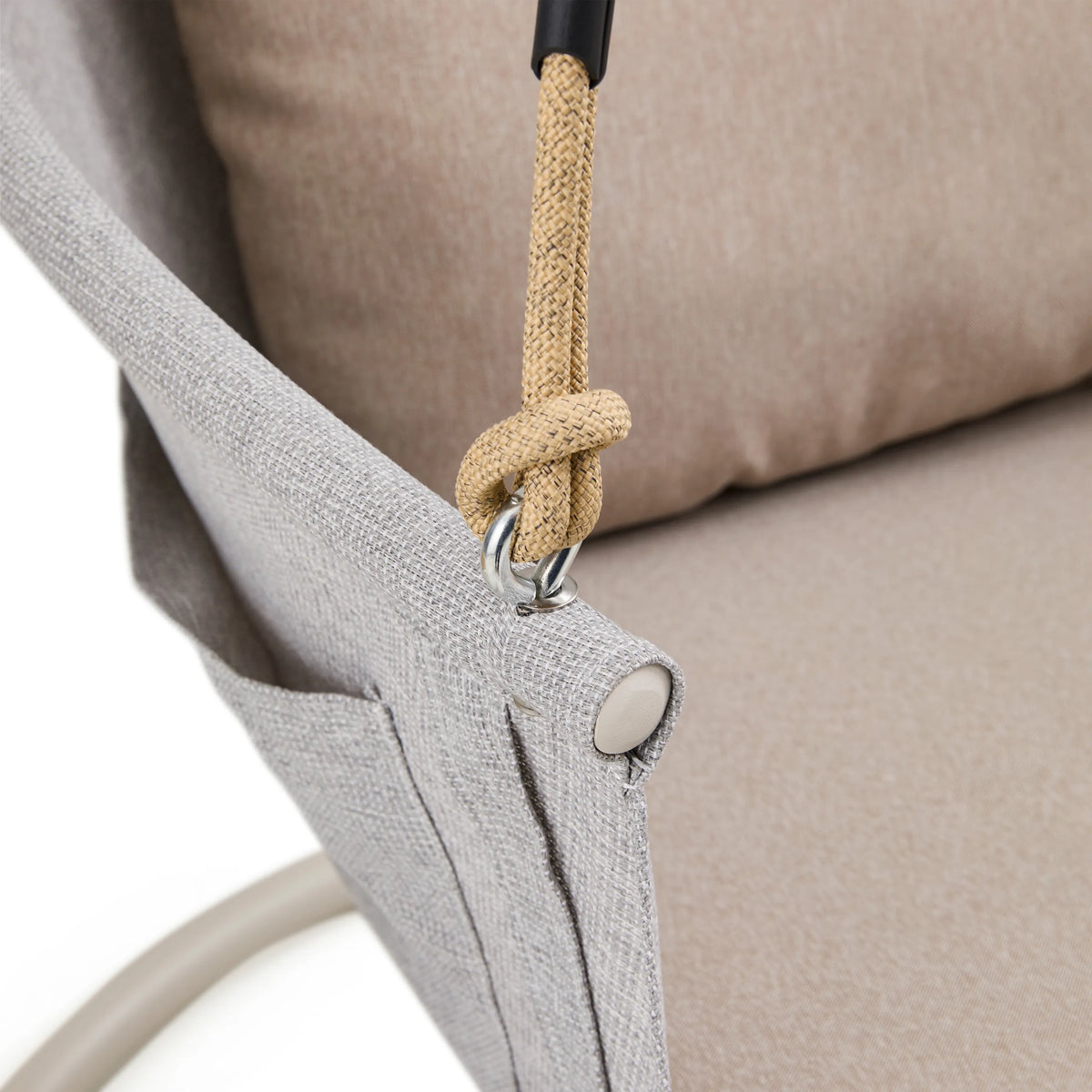 Bevestiging van het ophangtouw aan de beige bekleding van de Hangstoel Skylo van hjh LIVING