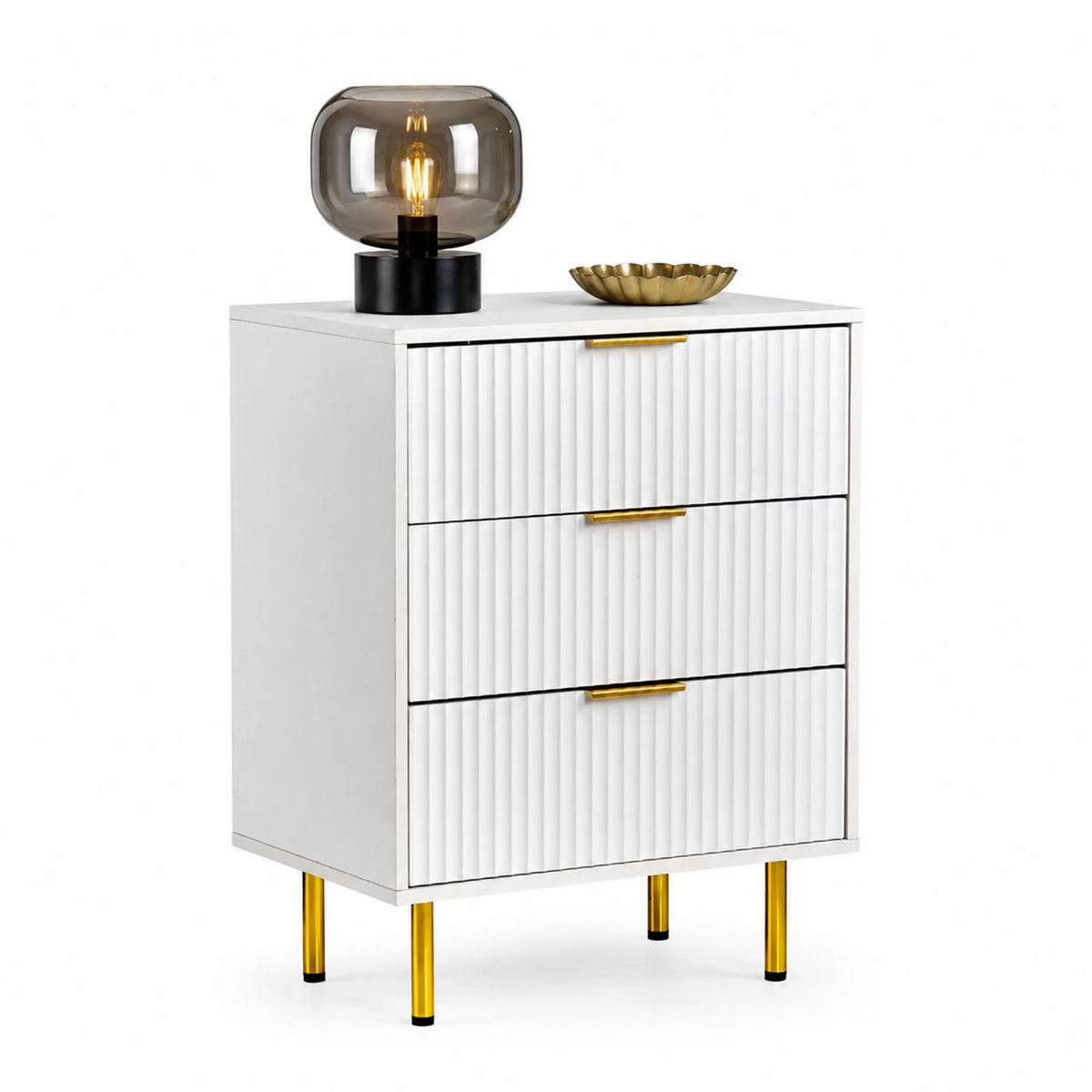Witte commode Hjelle K met drie geribbelde laden, gouden grepen en vier goudkleurige poten van hjh LIVING