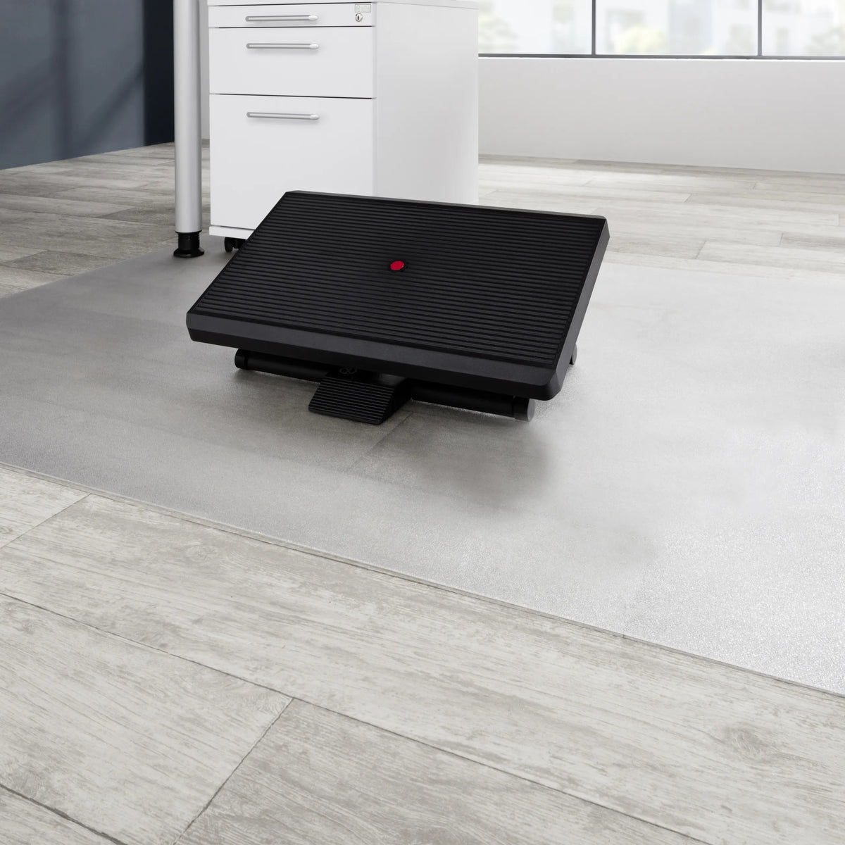 Zwarte PIEDINO STRIPE PRO voetensteun met geribbelde oppervlakte en rode knop van hjh OFFICE