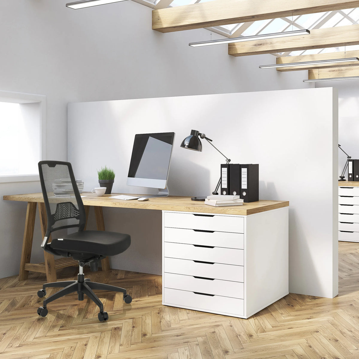Professionele bureaustoel PORTO ECO I in zwart met netrugleuning aan een bureau van hjh OFFICE
