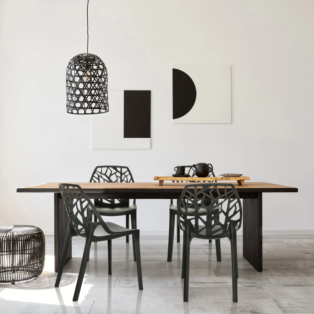 Outdoor stoel ARTIFO TRI in zwart met netrugleuning aan een houten tafel van hjh OFFICE