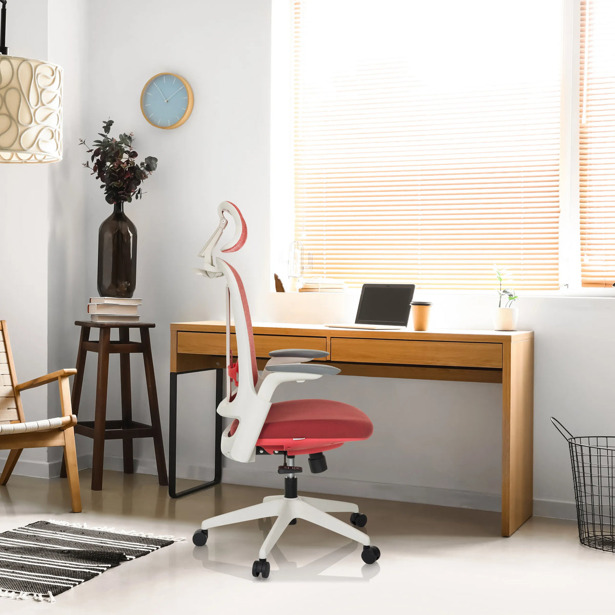 Rode professionele bureaustoel ARCEO WF met wit frame en armleuningen aan een bureau van hjh OFFICE