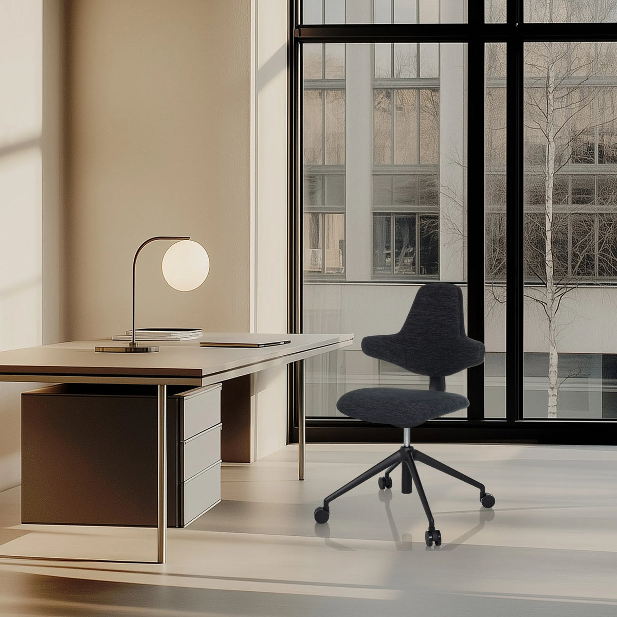Zwarte Professionele bureaustoel PALIANO met vijf zwenkwielen voor een bureau van hjh OFFICE