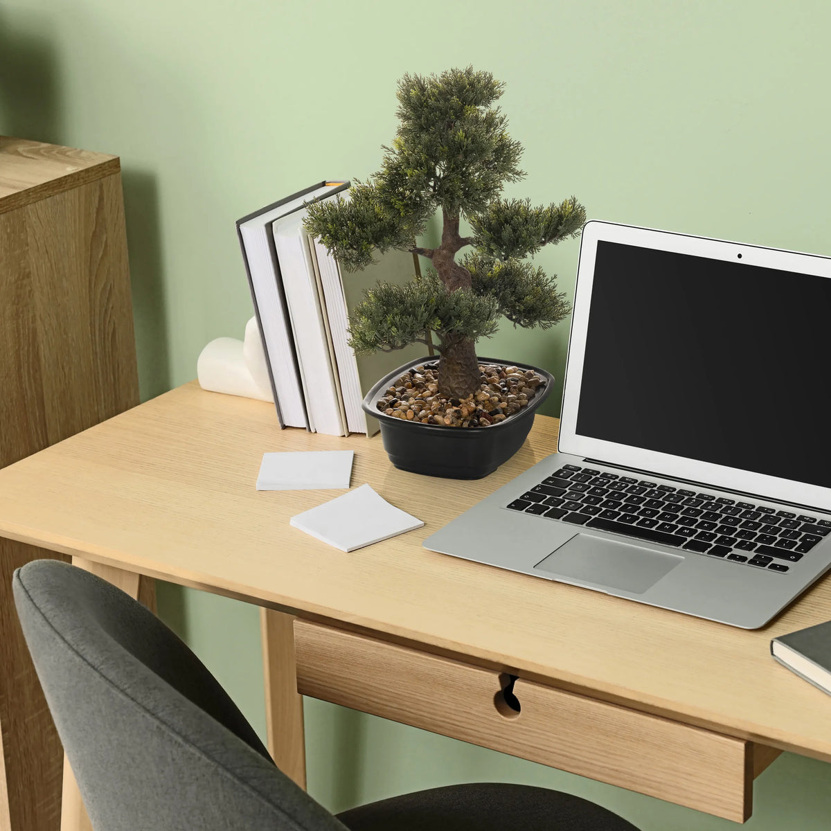 Kunstplant BONSAI als kleine bonsai in een zwarte pot op een bureau van hjh OFFICE