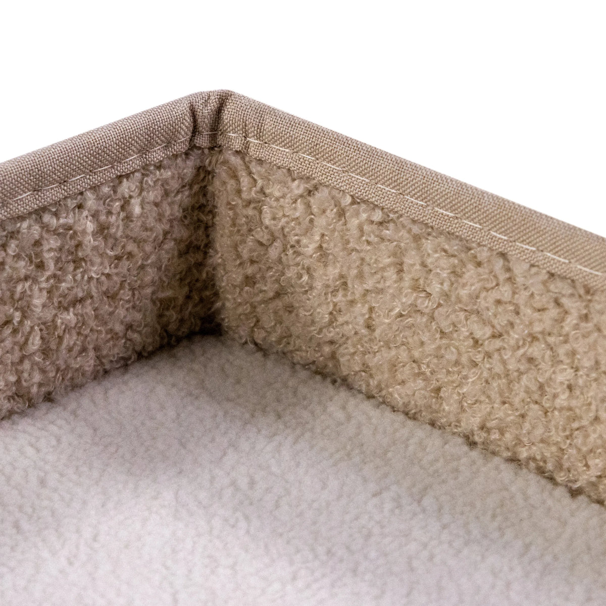 Beige, pluizige voering en versterkte naad van de Kattengrot PAWY EB van hjh LIVING