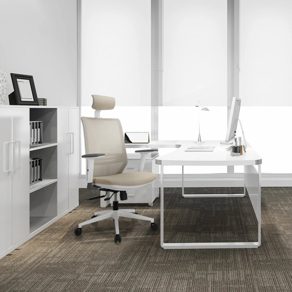 Beige professionele bureaustoel PROFONDO PRO W met hoofdsteun en armleuningen voor een wit bureau van hjh OFFICE