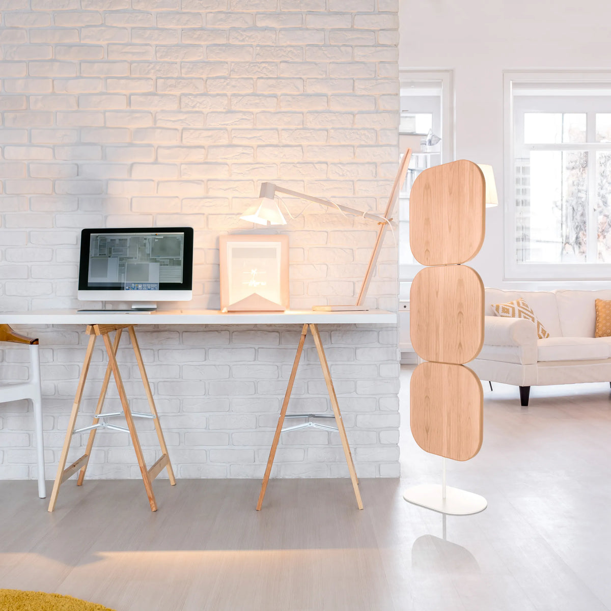 Beige scheidingswand FLEXMIUT W met drie afgeronde elementen op een witte voet van hjh OFFICE
